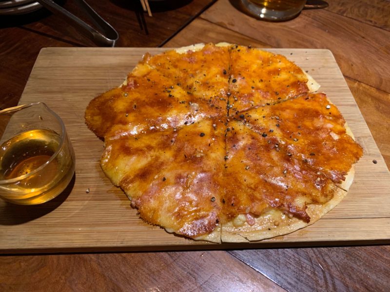 中野「雛家」鉄板チーズピザ