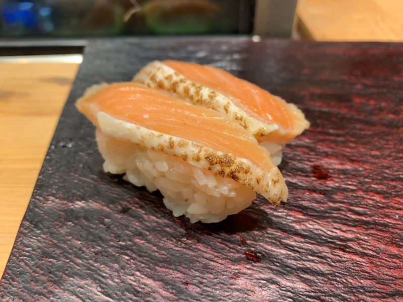 中野「立ち寿司横丁」サーモン