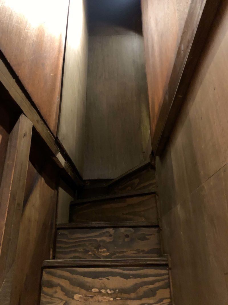 中野「５バル」隠れ家への階段