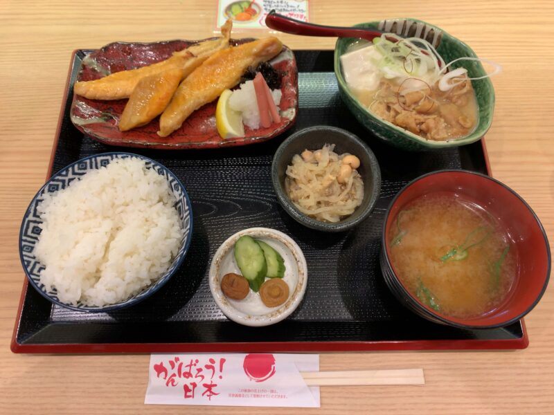 中野「高ひろ」本日の焼き魚とモツ煮定食