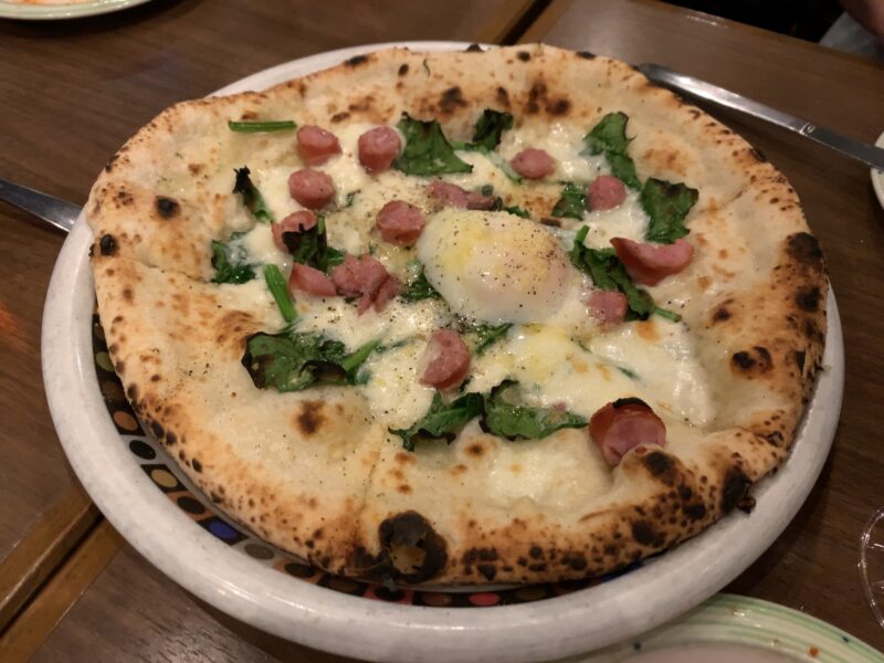 中野「ナプリモ」サルシッチャのホワイトソースピザ