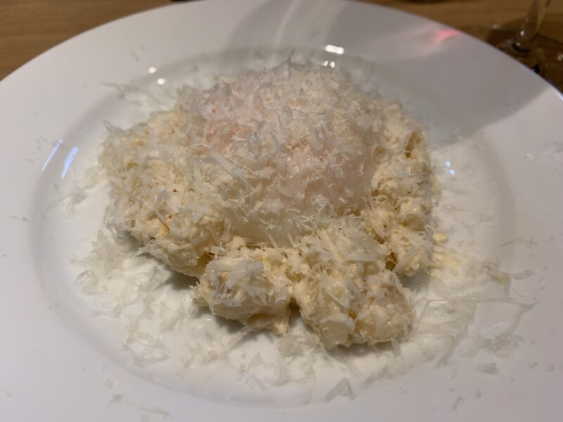 中野「柴田屋酒店」とろ～り卵の燻製チーズポテトサラダ