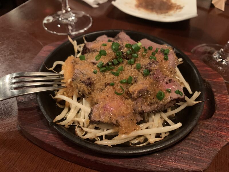中野「煮込み屋ぐっつ」和牛モモ肉ステーキ
