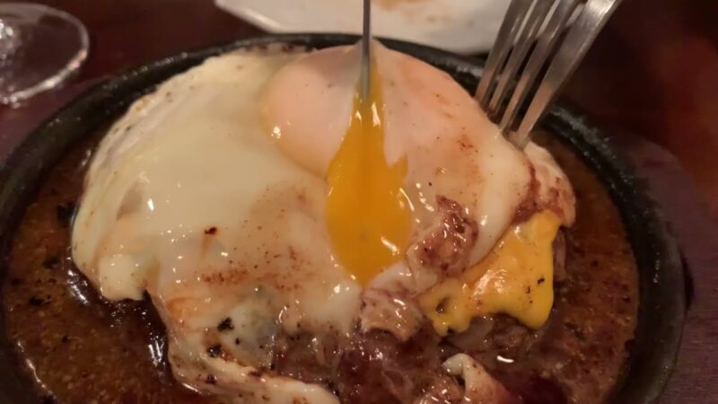 中野 煮込み屋「ぐっつ」ボリューム満点の特製ハンバーグステーキ！半熟卵が乗った最強の煮込み料理に舌鼓！