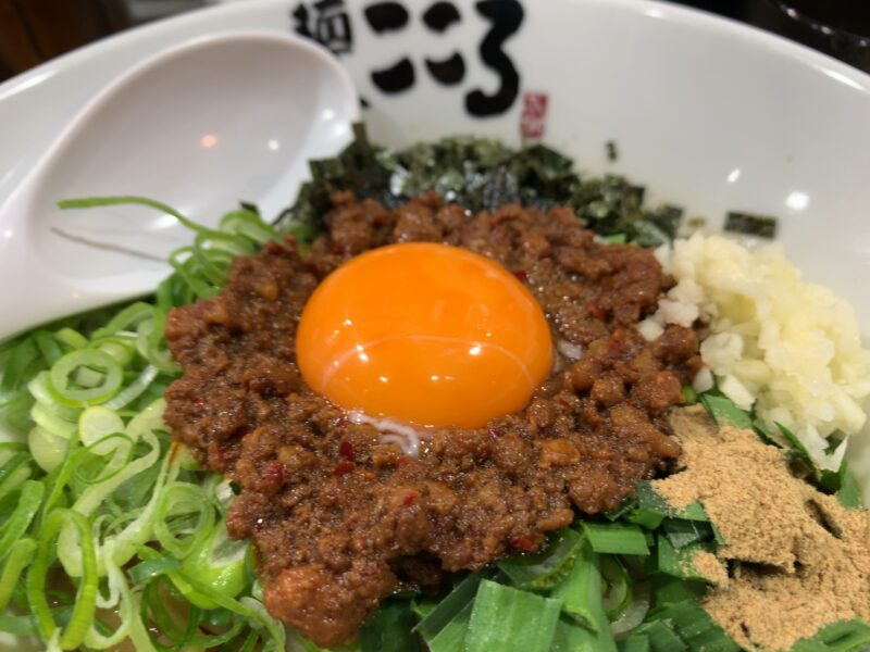 中野「麺屋こころ」黄身と肉味噌のコントラスト