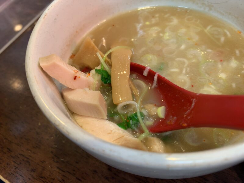 中野「藤丸」スープに沈むチャーシュー