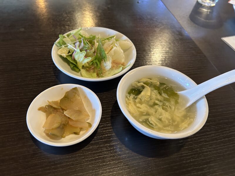 登戸「鮮藍坊（シェンランフォン）」ご飯セットのサラダとスープ