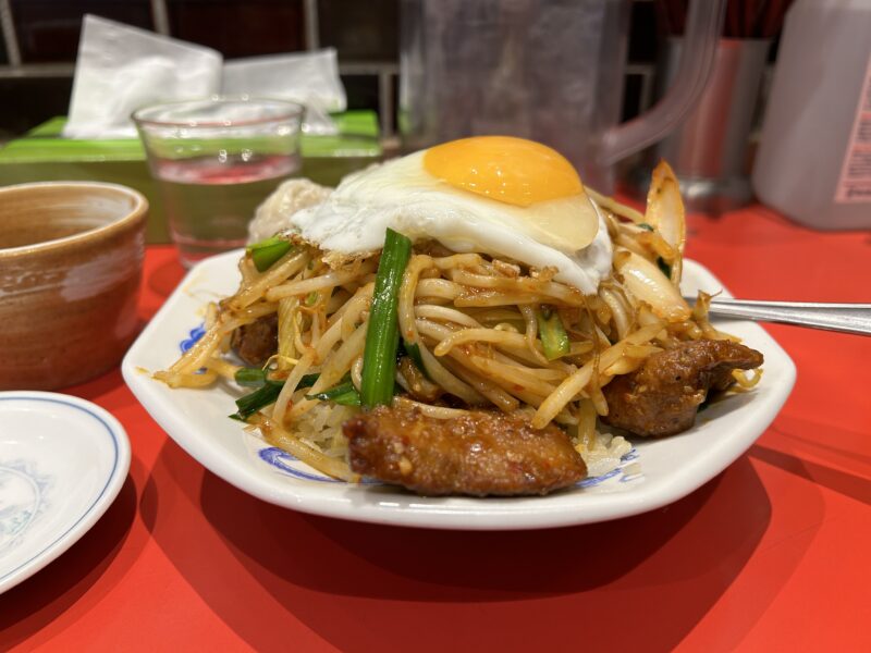 大塚「幸龍軒」山のように盛られた肉厚レバニラ炒飯