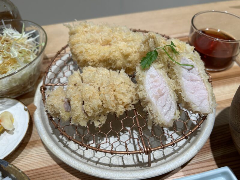 三軒茶屋「幻水豚」淡い色の衣はふわっとした質感が伝わる“白い上とんかつ”（3種）