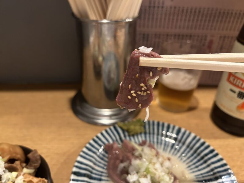 目黒「もつ焼き ひろや」レバトロ刺し