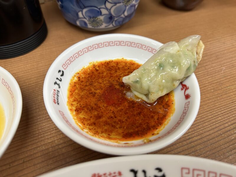 五反田「大阪餃子専門店よしこ」焼き餃子＆辣油たっぷり酢醤油