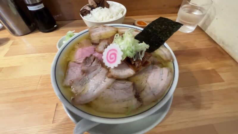 荻窪「there is ramen」煮干の乾いた香りと塩の輪郭が舌先に立つ、荻窪のチャーシュー麺。