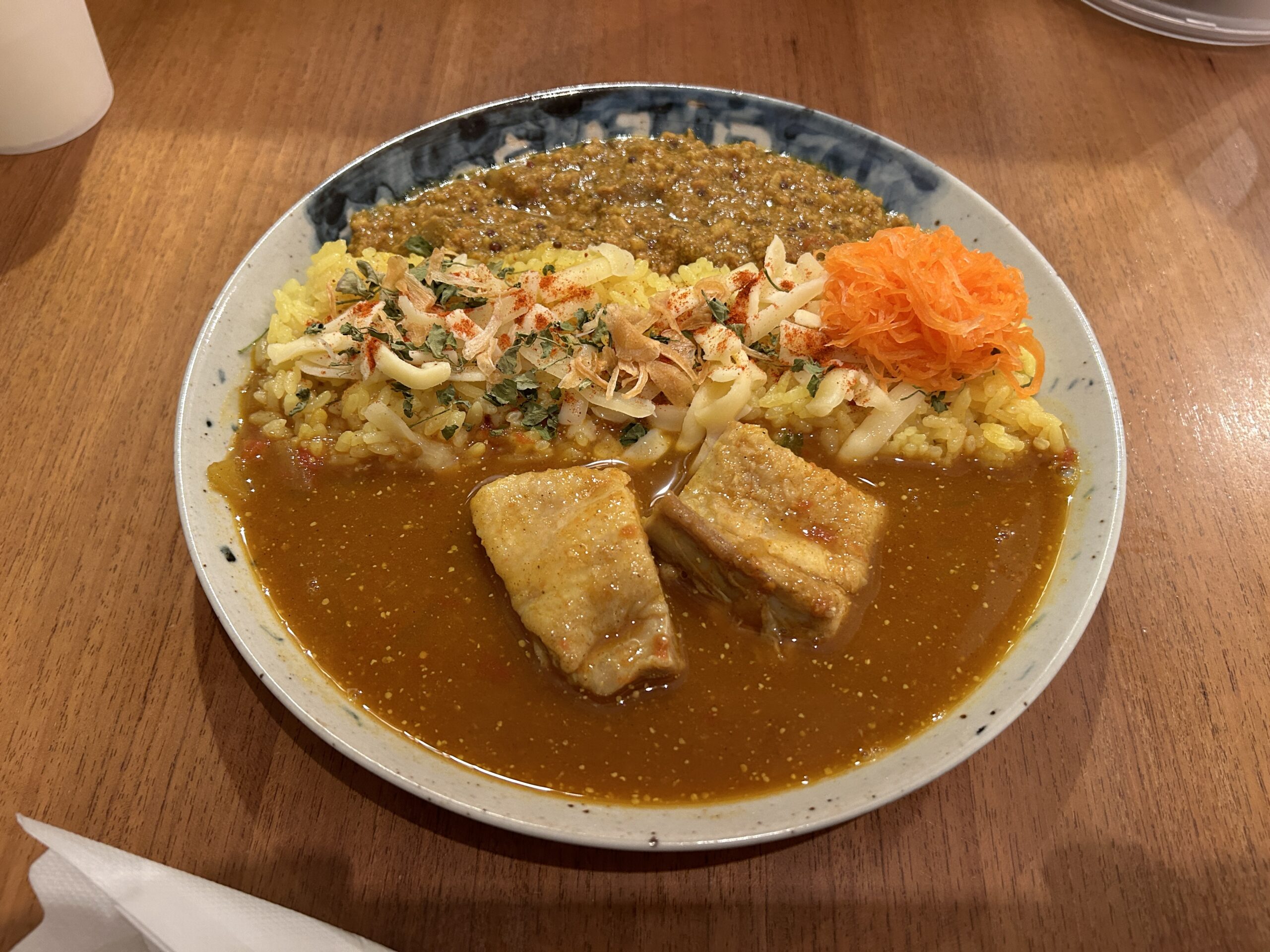 下北沢「カレーの店・八月」チキンカレー＆あいがけキーマ