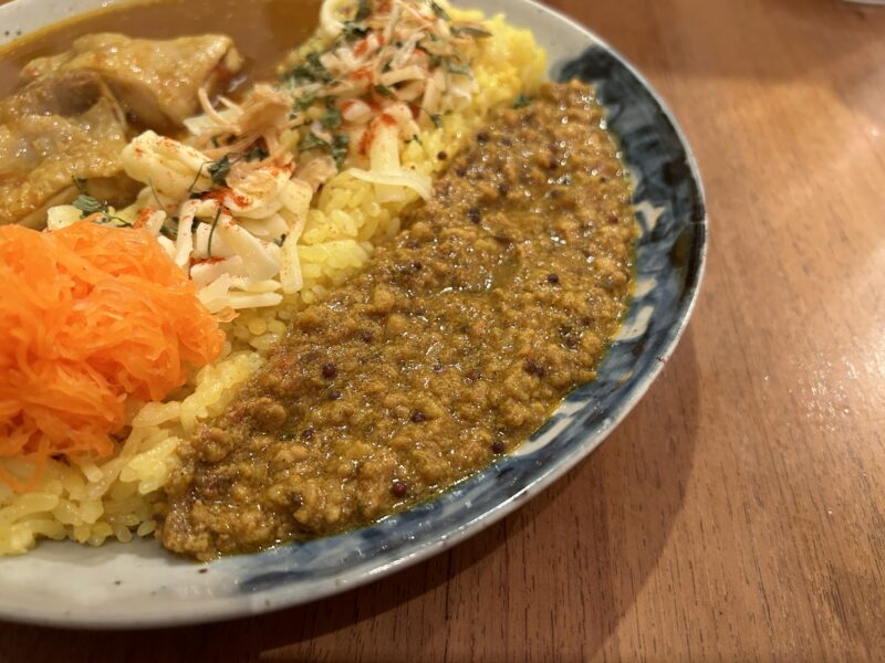 下北沢「カレーの店・八月」あいがけキーマ