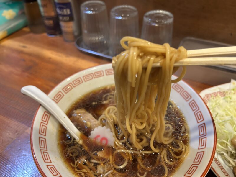 練馬「安ざわ屋」スープの色をほんのり纏ったストレート麺