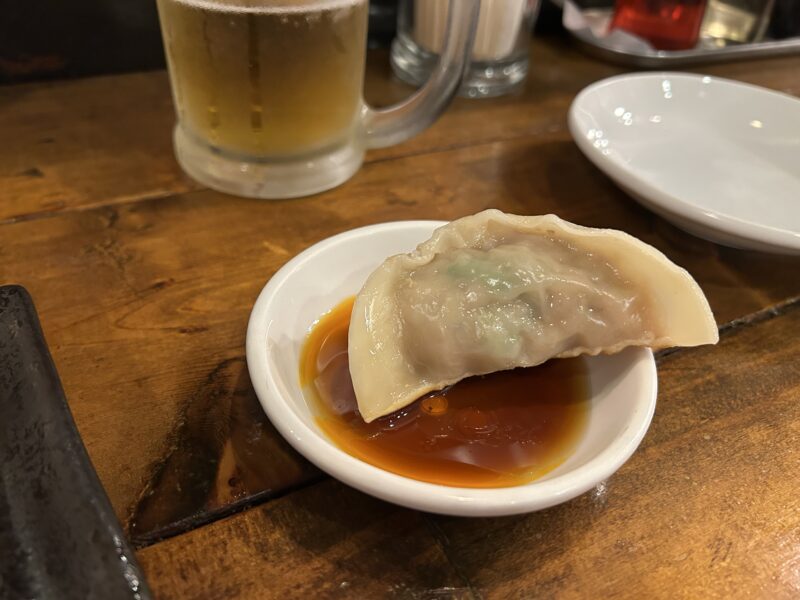 グレイヴィ餃子の人気メニュー「肉汁焼餃子」。香ばしく焼き上げた皮とあふれる肉汁が特徴。