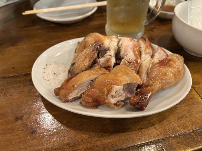 グレイヴィ餃子の「丸鶏揚げ」。丸ごとの鶏を香ばしく揚げたジューシーな逸品。