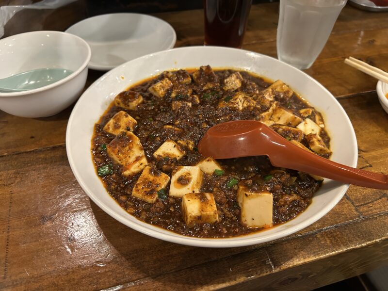 グレイヴィ餃子で提供される「麻婆豆腐」。辛さ控えめで旨みが際立つ中華料理。