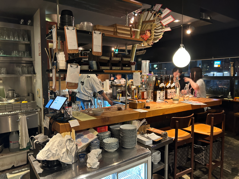 高円寺「山形料理と地酒 まら」店内風景(コの字カウンターが良い雰囲気)