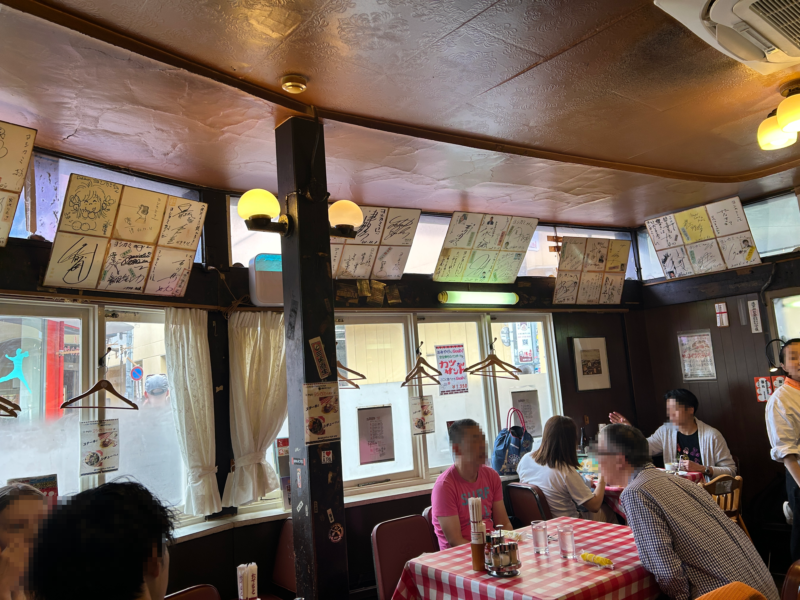 浅草「洋食ヨシカミ」老舗洋食店のような趣満点の店内