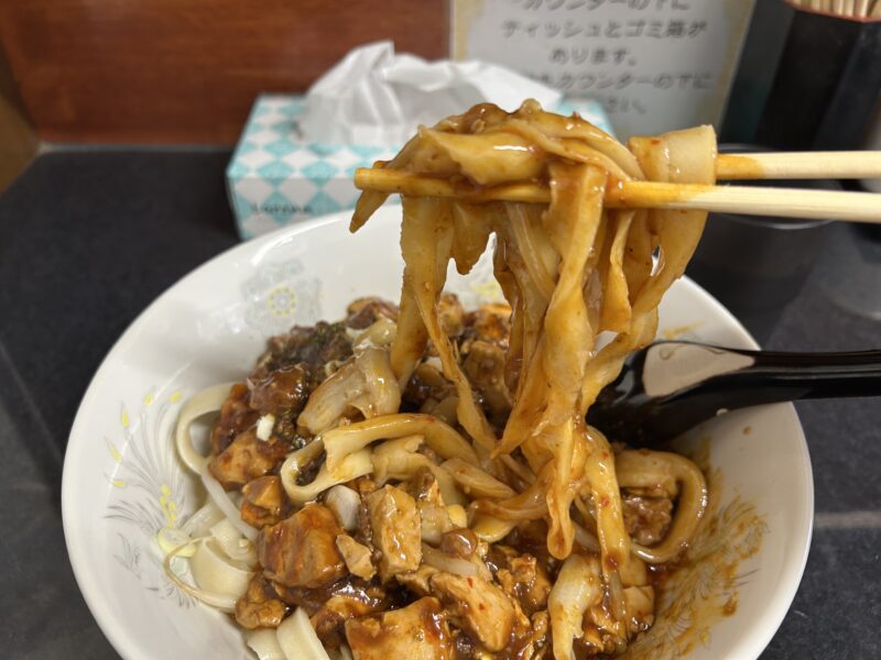 武蔵境「上海楼 刀削麺館」辛さを受け止めるもちもちした刀削麺