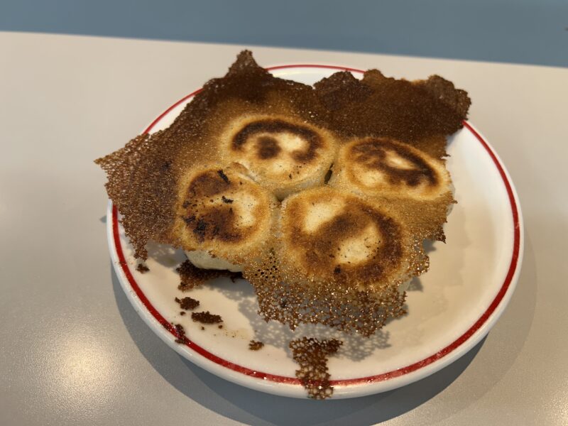 立川「東京ギョーザスタンド」包みたてモチモチ食感の焼き餃子