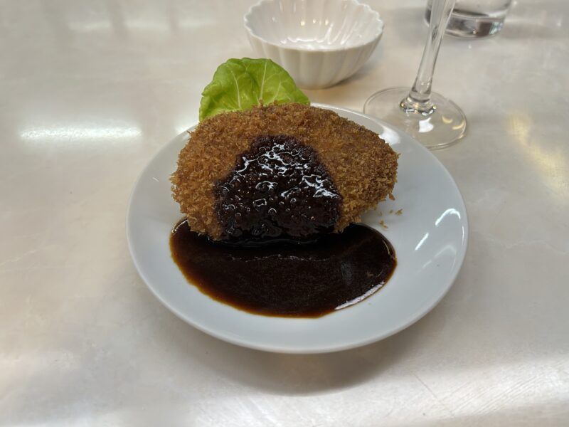 浅草「洋食ヨシカミ」小ぶりでも圧倒的存在感のメンチカツ