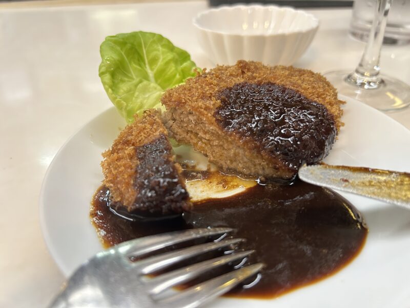 浅草「洋食ヨシカミ」ジュワッ…と音がするほど溢れる肉汁のメンチカツ