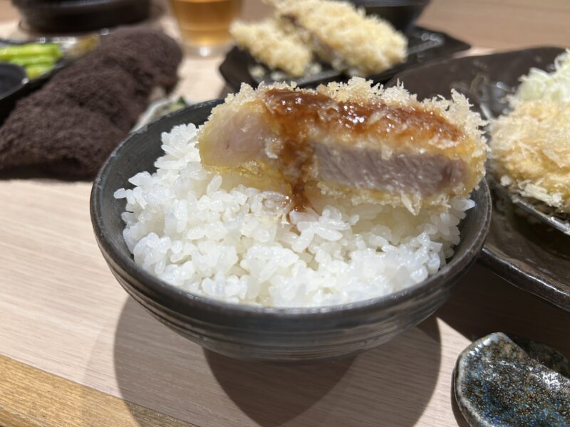 飯田橋「憲進」コートを羽織ったように色気の増すロースとソースの組み合わせ