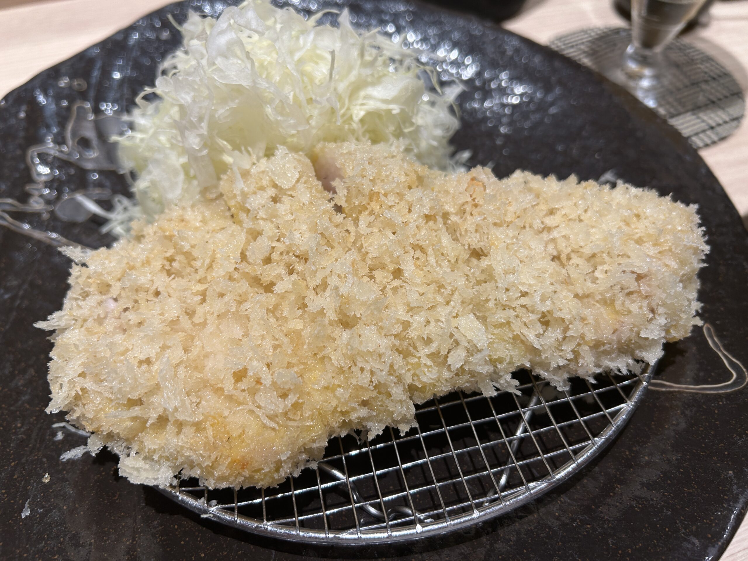 飯田橋「憲進」まるでパウダースノーをまとうような真っ白な衣の“ロースカツ”