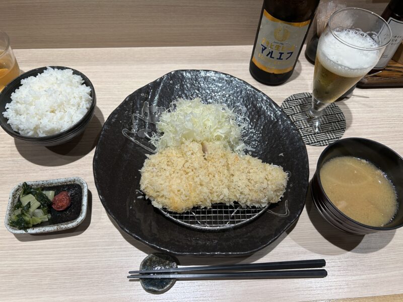 飯田橋「憲進」羽のように軽い衣と驚くほどジューシーな肉質【ロースカツ定食】