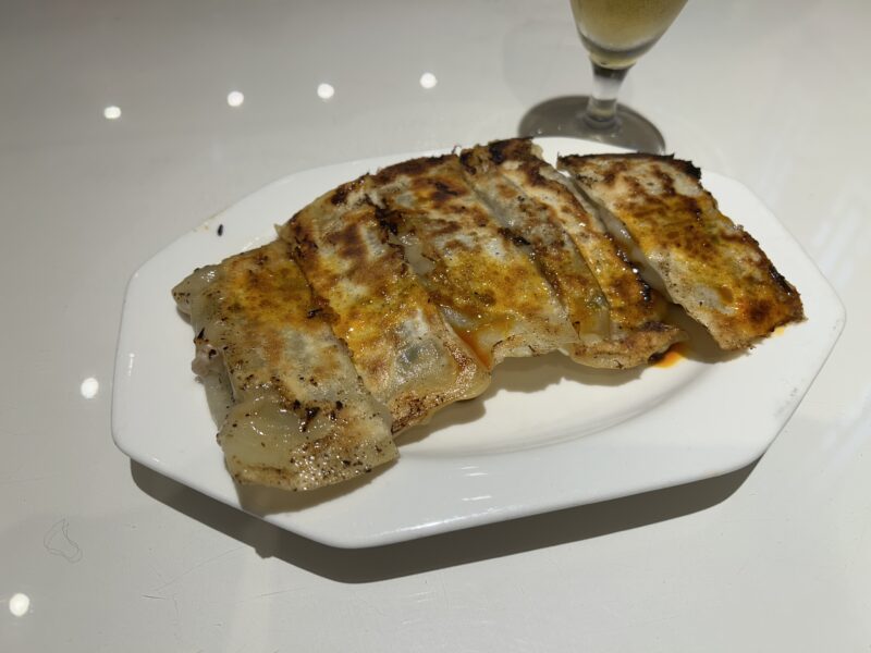 目黒「本場四川料理龍門」パリパリの焼き目と肉汁のサプライズ【棒餃子】