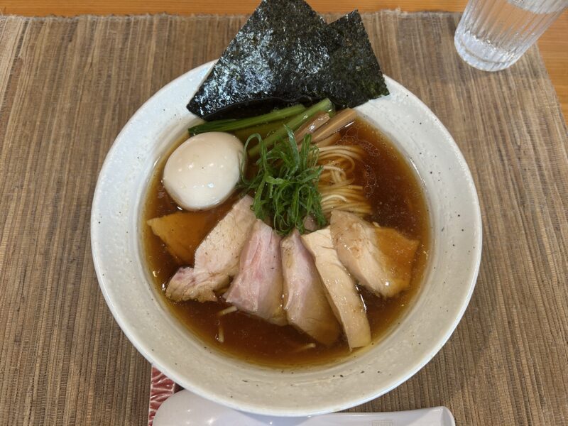 三鷹「さくら井」表面に広がる油が光を反射して黄金色に輝く“特製醤油らぁ麺”