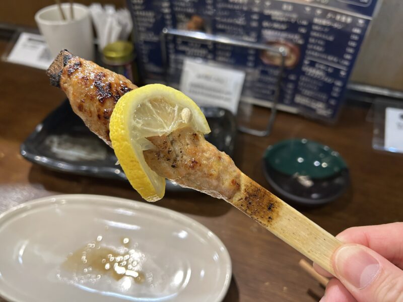門前仲町「ヒナイスタンド」“肉団子”寄りの力強さを感じさせる【つくね塩レモン】