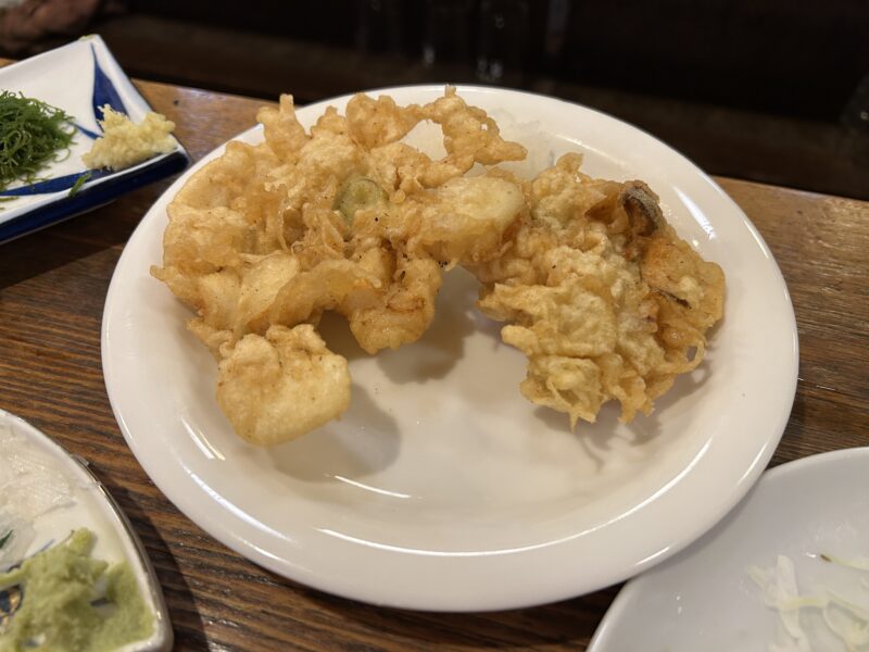 門前仲町「魚三酒場」刺身尽くしの中に潜む“熱々プリプリ”のダークホース