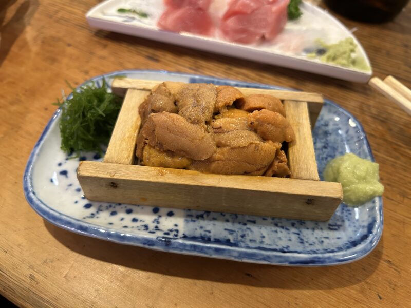 門前仲町「魚三酒場」柵のまま豪快提供!磯の香り広がる魚三のウニ