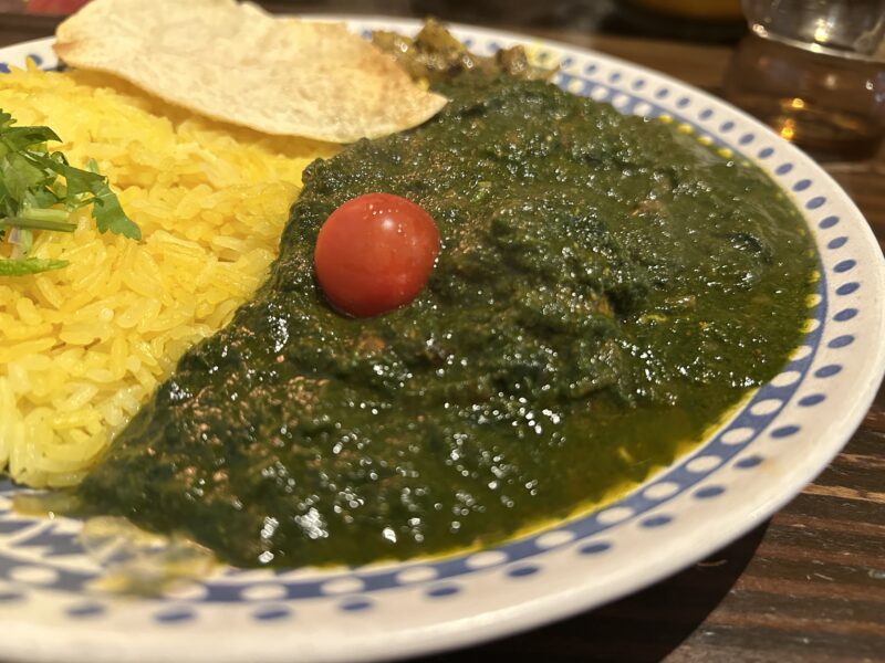 西荻窪「オーケストラ」鮮やかな緑のほうれん草カレー