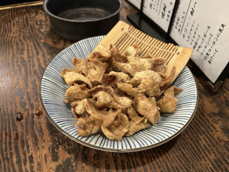 野毛「ゴールデンもつ」パリパリ食感が堪らない最高のシェアメニュー【パリパリ揚げ】