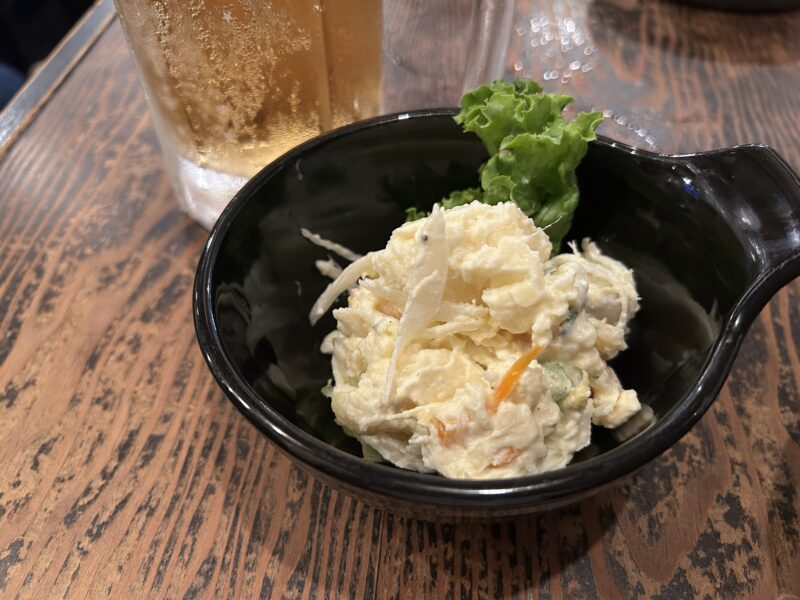 野毛「ゴールデンもつ」ゴロゴロ感がごちそう!【ポテトサラダ】