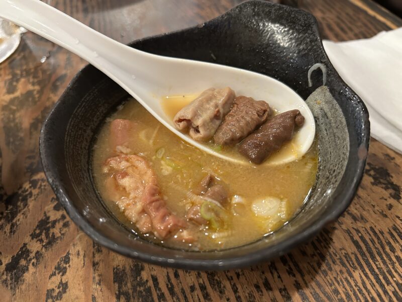 野毛「ゴールデンもつ」煮込み具合の違うモツは“呼び戻し系”の証拠