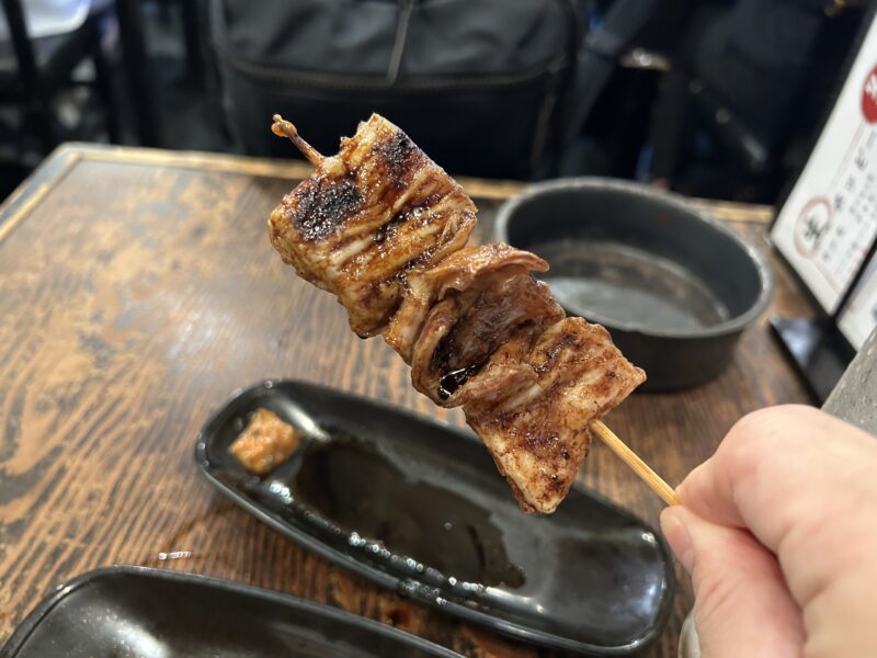 野毛「ゴールデンもつ」肉厚でワイルドな弾力が魅力的【シロタレ串】