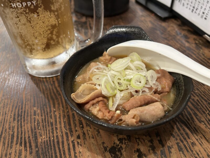 野毛「ゴールデンもつ」濃厚ながら旨味の引き算を追求した【モツ煮込み】