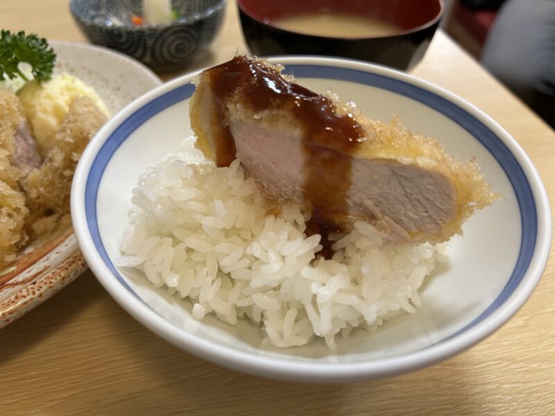 御徒町「とん八亭」濃厚ソースと脂のマリアージュ