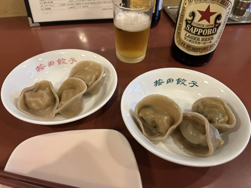 代々木上原「按田餃子」按田餃子の味の見分け方の秘密は皿にあり