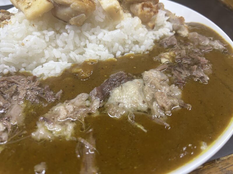 大久保「小さなカレー家」“プレーンなルー×とろとろ牛すじ”のカレーが絶品