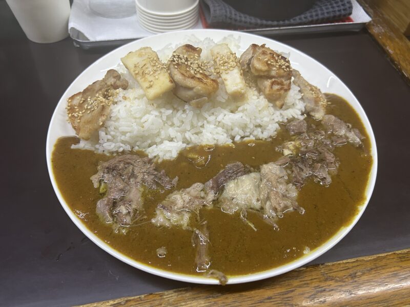 大久保「小さなカレー家」驚愕のライス450gが映える【牛すじカレー】