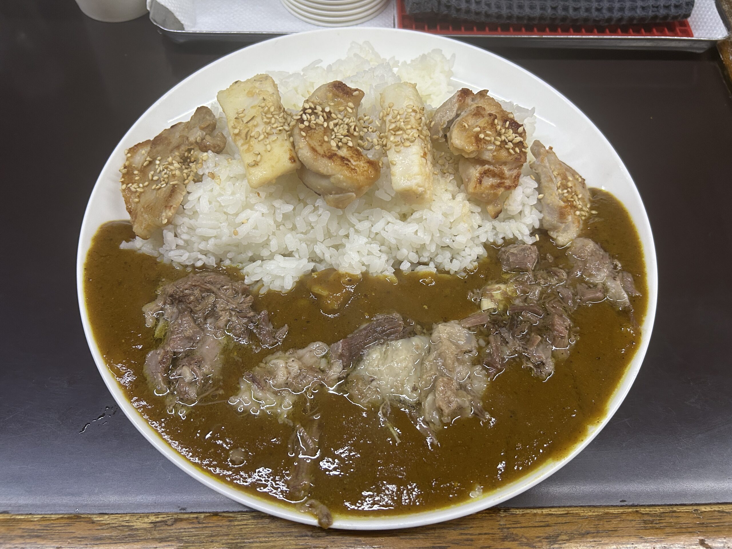 大久保「小さなカレー家」え！これで並盛り？名物牛すじカレー