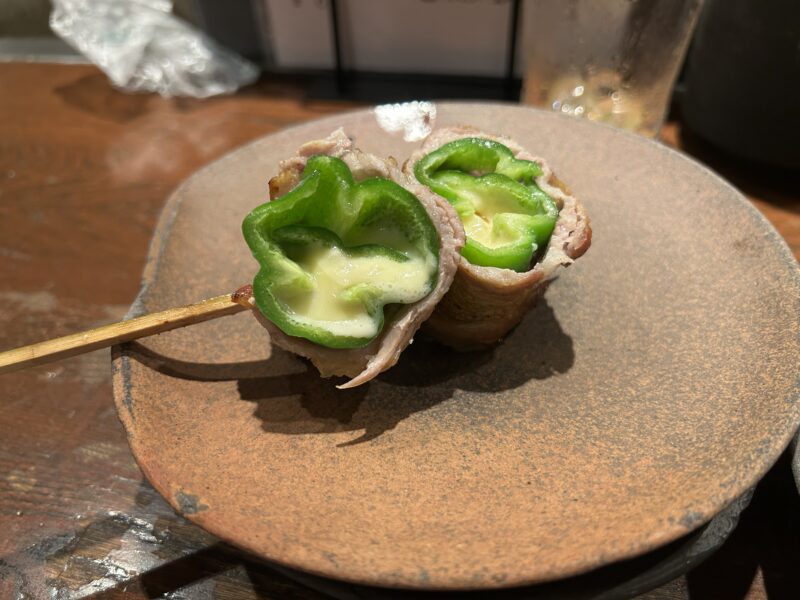 代々木上原「炭火串焼ふく」とろけるチーズと肉巻きピーマンが抜群の相性の【チーズ】