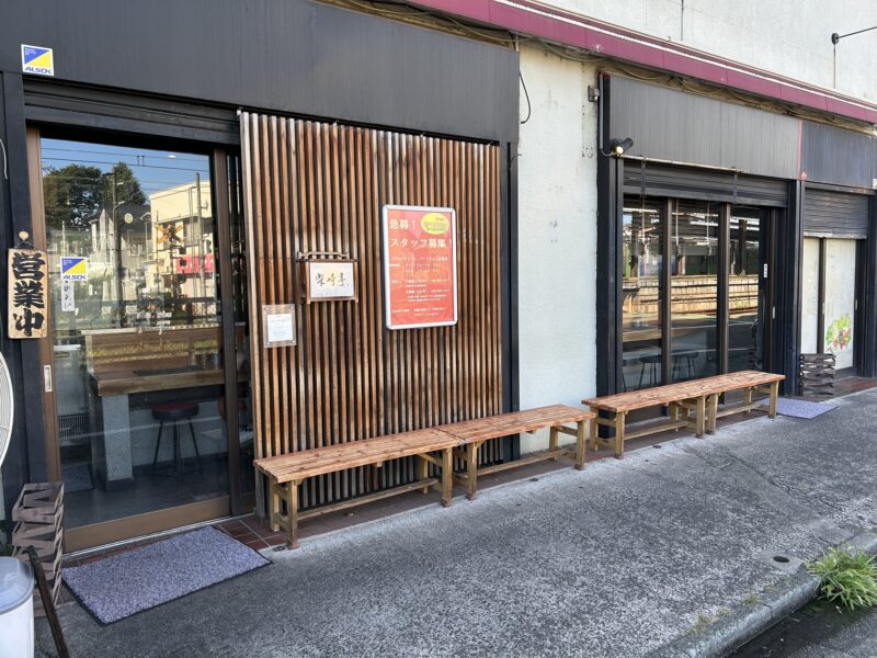 つつじが丘「柴崎亭」シンプルな木製の装飾が特徴的な外観
