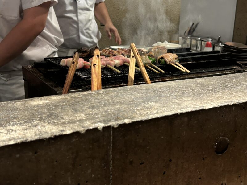 代々木上原「炭火串焼ふく」焼き場から漂う炭の香り